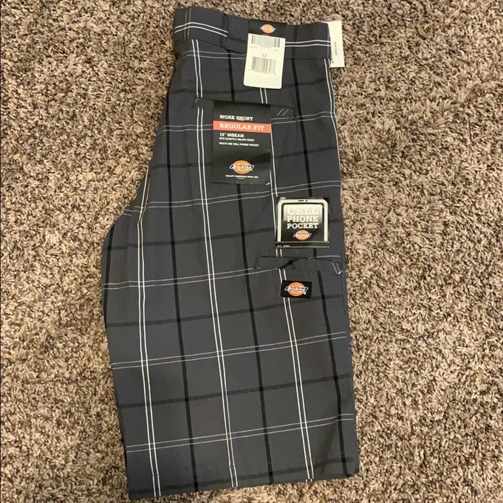 Men’s size 32 Dickie shorts. NWT.